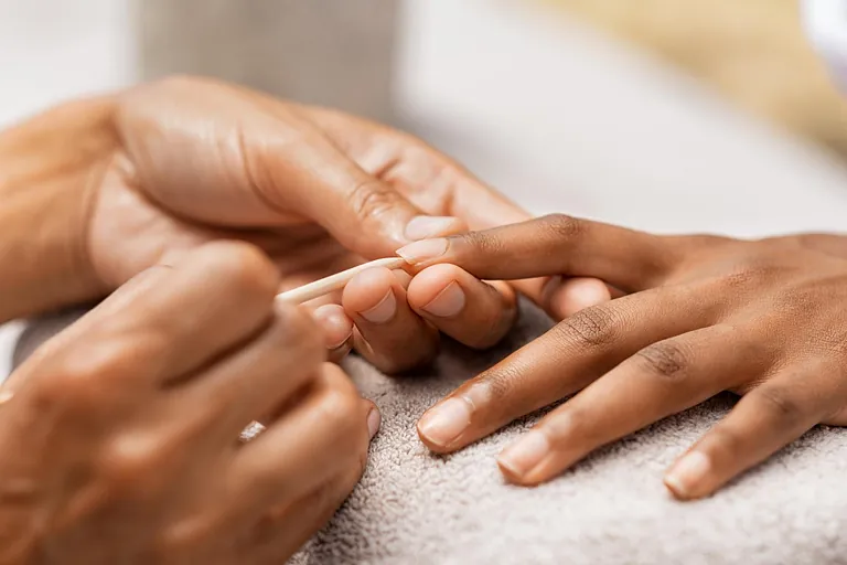 Kvinna får manikyr i spa